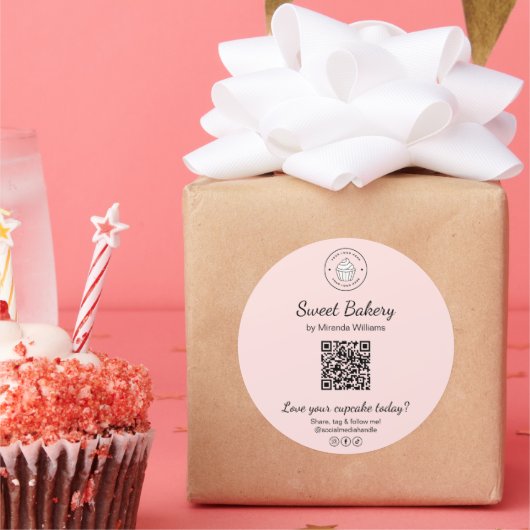 QR Code Bakery Logo Pink Business Sticker ラウンドシール (パーティー)