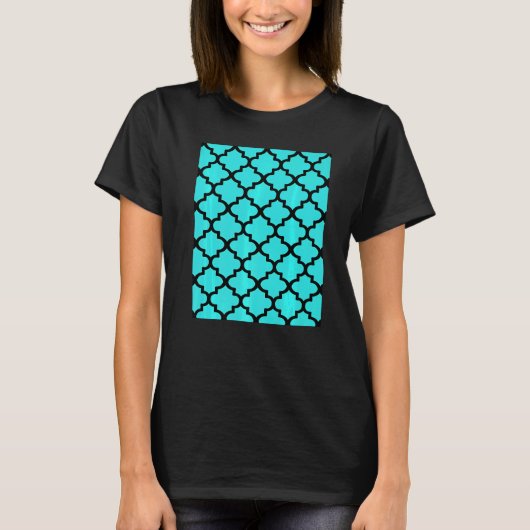 Quatrefoil Pattern In Black Outline On Aqua Blue Tシャツ (正面)