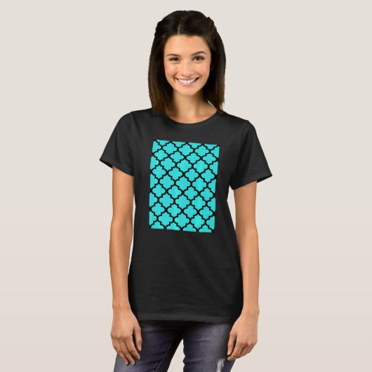 Quatrefoil Pattern In Black Outline On Aqua Blue Tシャツ (正面フル)