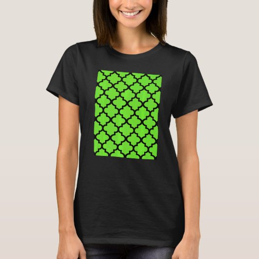 Quatrefoil Pattern In Black Outline On Vivid Green Tシャツ (正面)