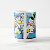 Queen Bee Whimsical Bumblebee Daisies Personalized コーヒーマグカップ (中央)