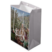 Queen Guinevere's Maying (by John Collier) ミディアムペーパーバッグ (正面アングル)