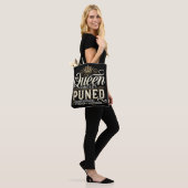 Queen Mindset – Tuned for Confidence Tote トートバッグ (モデル)