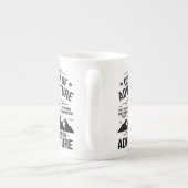 Queen of Adventure Hiking Mum Typography Design ボーンチャイナマグカップ (裏面)