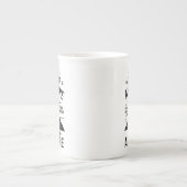 Queen of Adventure Hiking Mum Typography Design ボーンチャイナマグカップ (正面)