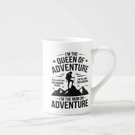 Queen of Adventure Hiking Mum Typography Design ボーンチャイナマグカップ (右)