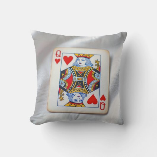Queen of Hearts On White Satin Fabric クッション (正面)