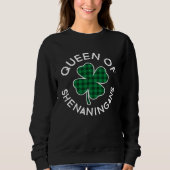 Queen Of Shenanigans Plaid Lucky C St Patrick's Da スウェットシャツ (正面)