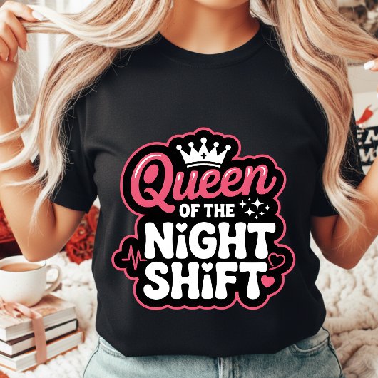 Queen of the Night Shift Funny Pink Nurse Crown Tシャツ