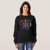 Queer Vibes Only LGBT Flag Pride Month Transgender スウェットシャツ (正面フル)