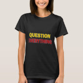 Question Everything Bold Tygraphy Graphic  Tシャツ (正面)