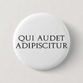 Qui Audet Adipiscitur 缶バッジ (正面)