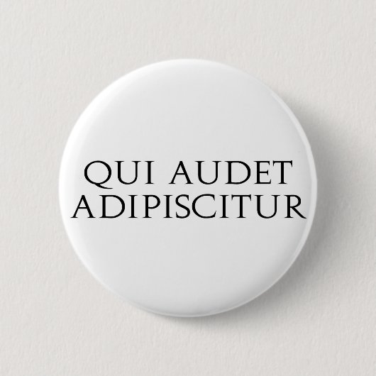 Qui Audet Adipiscitur 缶バッジ (正面)