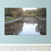 Quiet Autumn Lake – Scandinavian Edition キャンバスプリント (インサイチュ (ウッドフロア))