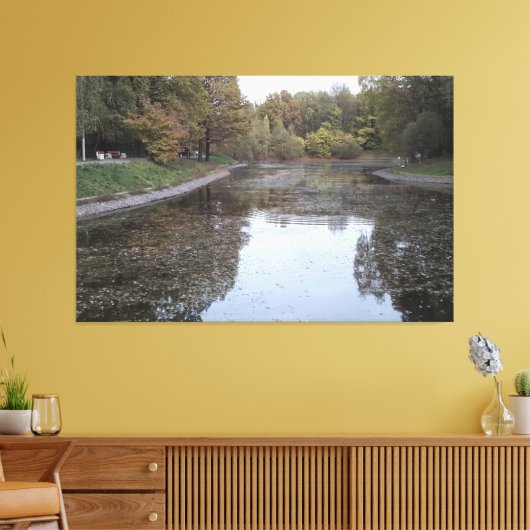 Quiet Autumn Lake – Scandinavian Edition キャンバスプリント (インサイチュ (リビング))