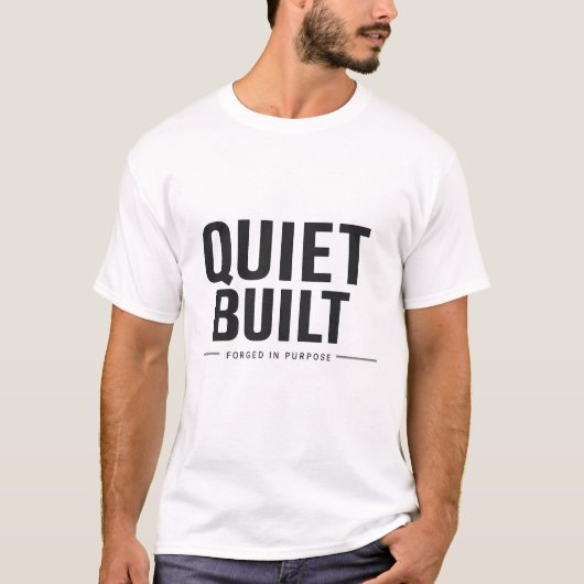 QUIET BUILT Minimal Typography Streetwear Tシャツ (正面)
