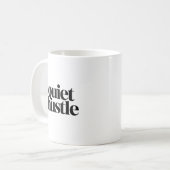 Quiet Hustle Motivational – Minimal Adjustable コーヒーマグカップ (正面左)