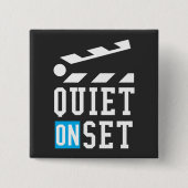 Quiet On Set – フィルムおもしろいメーカー用 缶バッジ (正面)