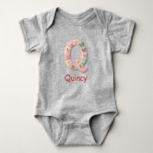 Quilted Patchwork Initial Letter Q Nursery ベビーボディスーツ (正面)