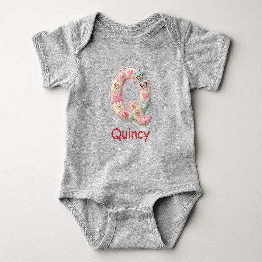 Quilted Patchwork Initial Letter Q Nursery ベビーボディスーツ (正面)