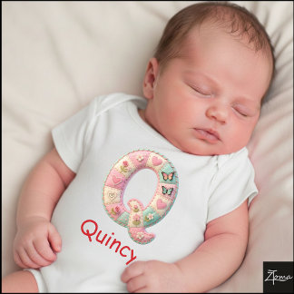 Quilted Patchwork Initial Letter Q Nursery ベビーボディスーツ