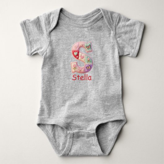 Quilted Patchwork Initial Letter S Nursery ベビーボディスーツ (正面)