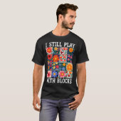 Quilting I Still Play With Blocks Sewing Quilter Q Tシャツ (正面フル)