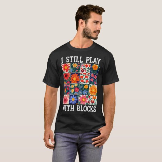 Quilting I Still Play With Blocks Sewing Quilter Q Tシャツ (正面フル)