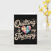 Quilting Is My Therapy Quilting Tee For Women Sewi カード (黄色い花)