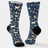 Quirky Cute Dog and Rainbow Pattern Blue ソックス (傾斜あり)