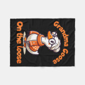 Quirky Goose Creations Funny Grandma Goose On The  フリースブランケット (正面(横))
