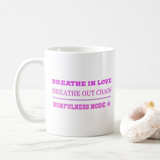 Quirky Pink Momfulness Mode ON – Breathe Love コーヒーマグカップ (ドーナツ)