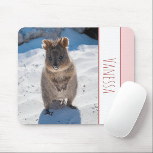 Quokkaオンビーチ、ピンクの女の子パーソナライズされた マウスパッド