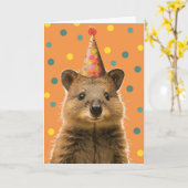 Quokka誕生日パーティーのグリーティングカード カード (黄色い花)