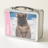 Quokka on the Beach Australia, Pink Accent Girls メタルランチボックス (裏面)