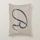 Rイニシャル名パーソナライズされたタンタウペニュートラル アクセントクッション (正面(垂直))