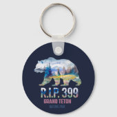 R.I.P. 399ティートンズの女王はクマする キーホルダー (裏面)