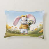 Rabbit holding bouquet of white daisies アクセントクッション (裏面)