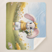 Rabbit holding bouquet of white daisies シェルパブランケット (正面)