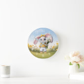 Rabbit holding bouquet of white daisies ラウンド壁時計 (ホーム)