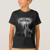 Rabbit Selfie With Ufo - Funny Bunny Graphic Alien Tシャツ (正面)