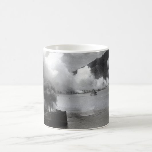 Rabualで走られるWWIIの爆弾 コーヒーマグカップ (中央)