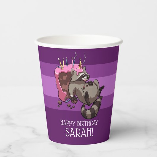Raccoonおもしろいハッピーバースデー名前の漫画を追加 紙コップ (裏面)