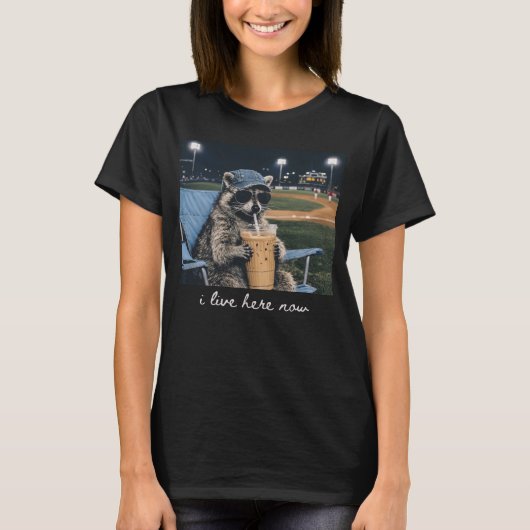 Raccoon I Live Here Now Shirt Raccoon Drinking Ice Tシャツ (正面)