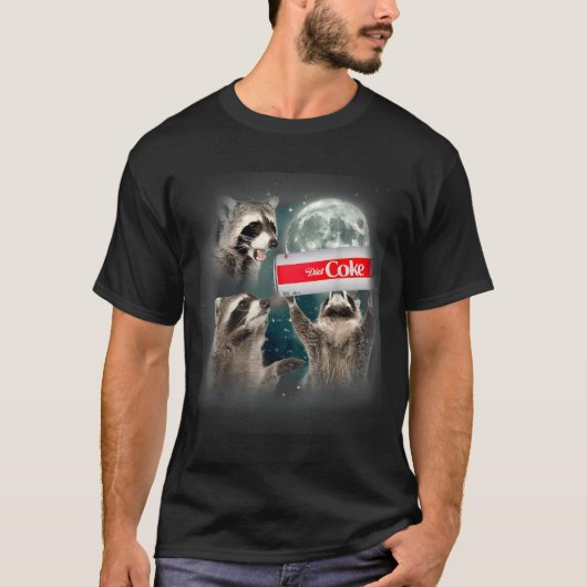Raccoon Meme 3 Racoons Howling At Moon Funny Weird Tシャツ (正面)