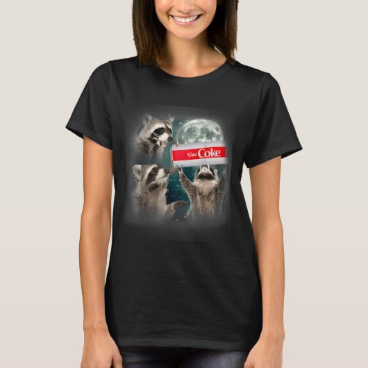 Raccoon Meme 3 Racoons Howling At Moon Funny Weird Tシャツ (正面)