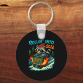 Raccoon Rollin Into 2026 Dumpster Fire New Year Me キーホルダー (正面)