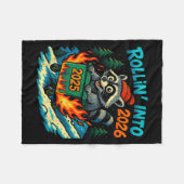 Raccoon Rollin Into 2026 Dumpster Fire New Year Me フリースブランケット (正面(横))