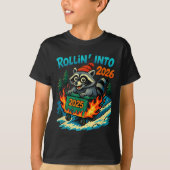Raccoon Rollin Into 2026 Dumpster Fire New Year Me Tシャツ (正面)