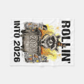 Raccoon Rolling Into 2026 Happy New Year 2026 Funn フリースブランケット (正面(横))